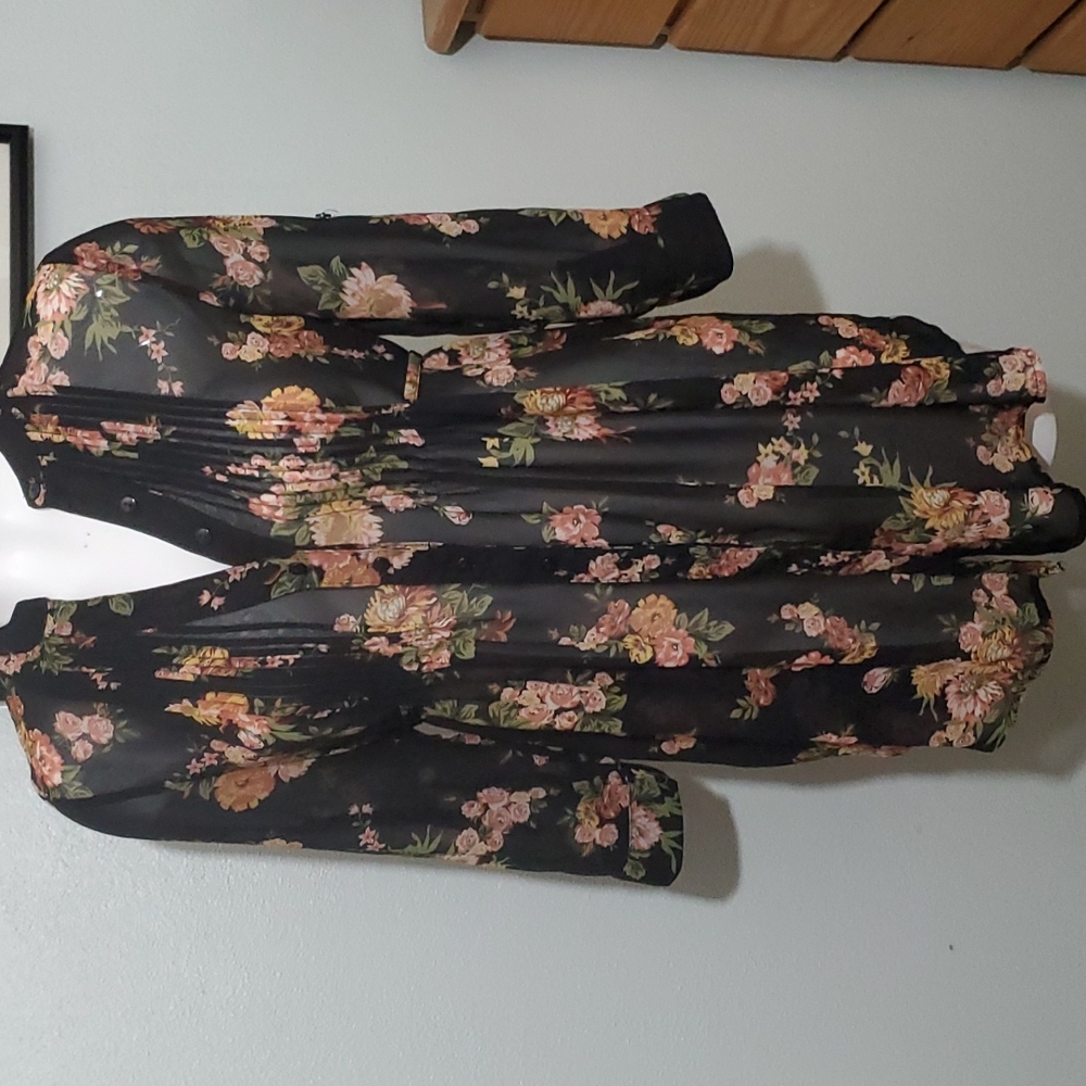 AMERICAN RAG CIE Black Floral Pintuck Split Neck Roll Tab Sleeve Blouse-EUC-Sz M